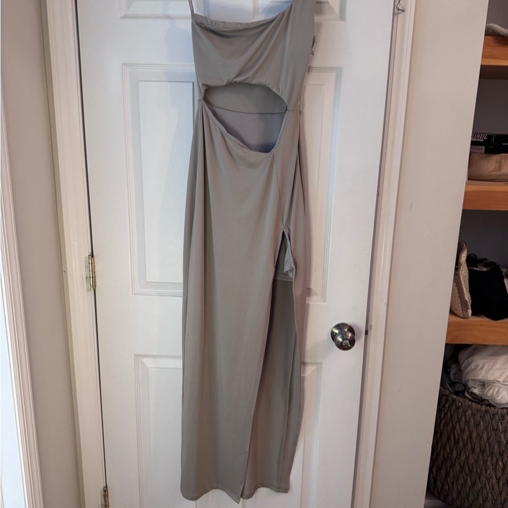 Erla Cutout Maxi Dress in Light Grey
superdown - Picture 4 of 6